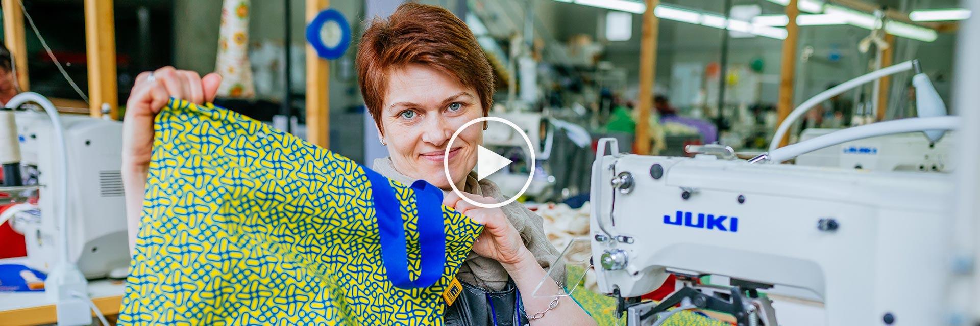 Die Näherin mit einer neuen Manomama-Tasche