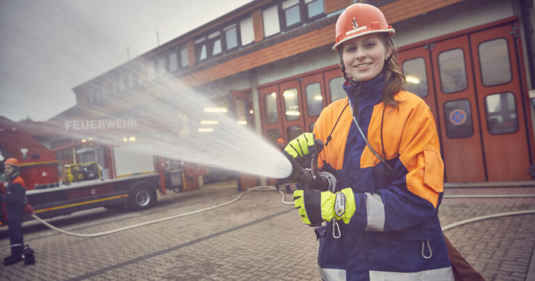 Mädchen der Jugendfeuerwehr bei der Übung