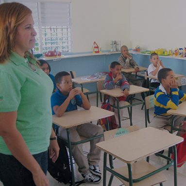Kinder und Lehrerin der Idene-Schule während dem Unterricht