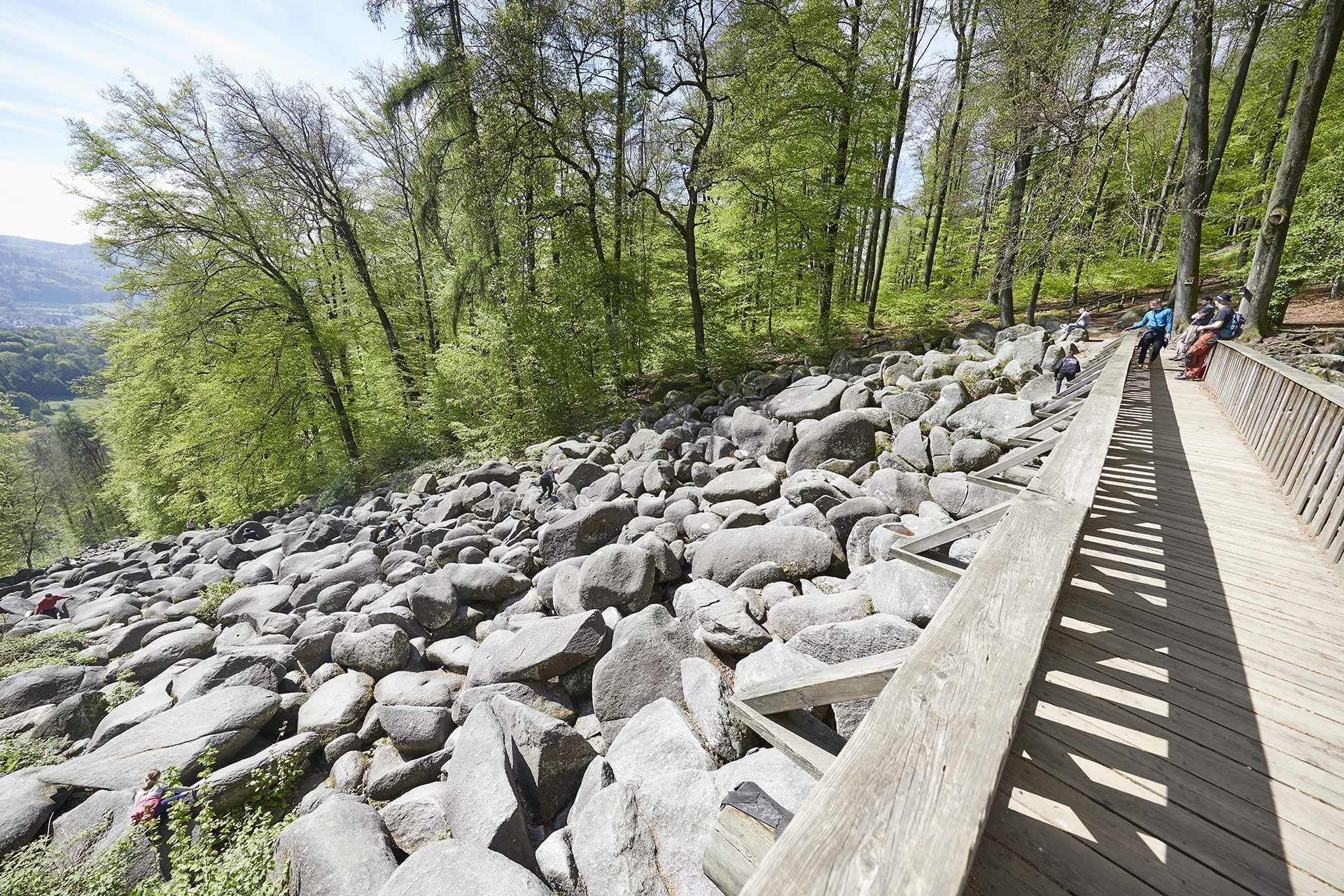 Schöne Aussicht für Wanderer und Rastplatz für Kletterer: Die Brücke am Felsenmeer