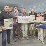 Foto: Scheckübergabe. Der Verein macht sich für Renaturierung und den Erhalt von Biotopzonen stark.