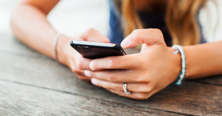 Smartphone in den Händen