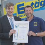 Foto: Urkundenübergabe – EDEKA Südwest ehrt langjährigen Mitarbeiter in Heddesheim