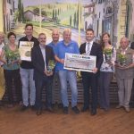 Ackerrandstreifen mit heimischen Blühpflanzen wieder naturnah gestalten. EDEKA Südwest unterstützt das Projekt.