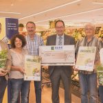Scheckübergabe: Gerhard Hummel erhält 2000 € für sein Engagement mit einem Biotop auf der Schwäbischen Alb.
