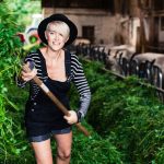 Mia von uberding besucht einen Demeter-Bauernhof