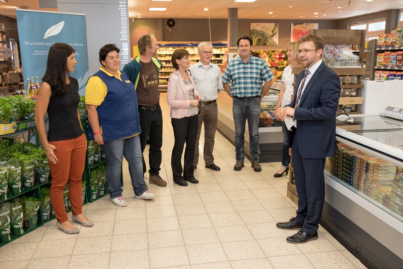EDEKA Südwest fördert ein Schülerprojekt, das sich um die Pflege der Wacholderheide auf der Schwäbischen Alb kümmert.