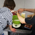 Bloggerin Wunderhaftig beim Kochen mit ihrem Sohn