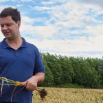 Der Landwirt mit Getreide in der Hand