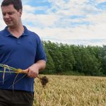 Der Landwirt mit Getreide in der Hand