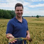 Der Landwirt mit Getreide in der Hand
