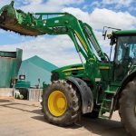 Der Landwirt fährt den Mist mit dem Traktor in die Biogasanlage