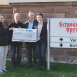 Das Projekt Helfer vor Ort erhält einen Scheck