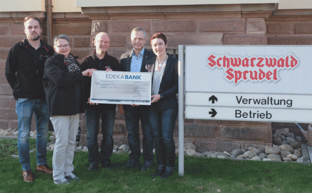 Das Projekt Helfer vor Ort erhält einen Scheck