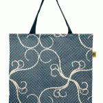 Die Manomama-Baumwolltasche gibt es jetzt mit neuem Schnörkel-Design