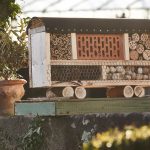 "Zirkuswagen"-Insektenhotel aus Naturmaterialien