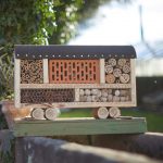 "Zirkuswagen"-Insektenhotel aus Naturmaterialien