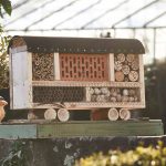 "Zirkuswagen"-Insektenhotel aus Naturmaterialien