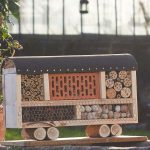 "Zirkuswagen"-Insektenhotel aus Naturmaterialien