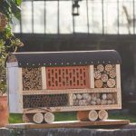 "Zirkuswagen"-Insektenhotel aus Naturmaterialien