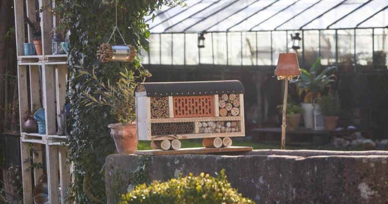 "Zirkuswagen"-Insektenhotel aus Naturmaterialien