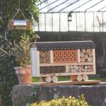 "Zirkuswagen"-Insektenhotel aus Naturmaterialien
