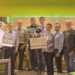 Für das Projekt „Lebensraum Kolbenstein“ erhält die Schutzgemeinschaft Deutscher Wald einen Scheck