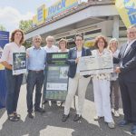 Die Stadt Gaggenau erhält einen Scheck in Höhe von 3.000 Euro