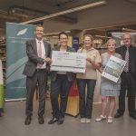 Für ihr Biotopenschutz-Projekt erhält die Stiftung Naturschutzzentrum Obere Donau einen Scheck