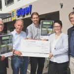 Der Staffelverein Esslingen e. V. erhält einen Scheck über 4.000 Euro