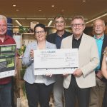 Der Förderverein Freilichtmuseum Beuren e. V. erhält einen Scheck