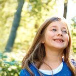 Frau und Kind spazieren fröhlich in der Natur