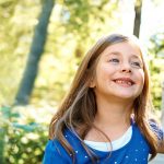 Frau und Kind spazieren fröhlich in der Natur