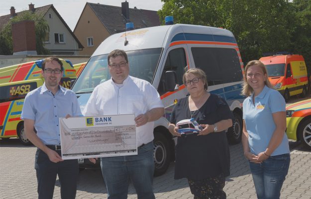 Der ASB Mannheim erhält einen Scheck in Höhe von 1.500 Euro