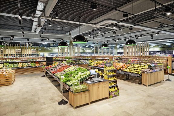 Freundliche, helle Obst- & Gemüseabteilung eines EDEKA-Markt