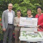 Ein Scheck über 2.500 Euro geht an den Verein Stationäres Hospiz Region Nagold e. V.
