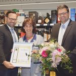 Helga Grondziel erhielt eine Urkunde und ein Präsent für 40 Jahre Betriebszugehörigkeit