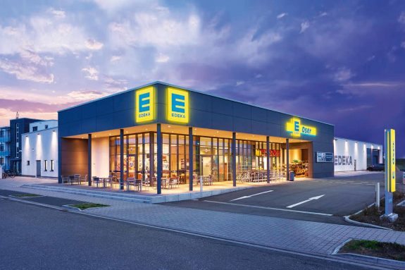 Beleuchteter EDEKA-Markt bei Dämmerung