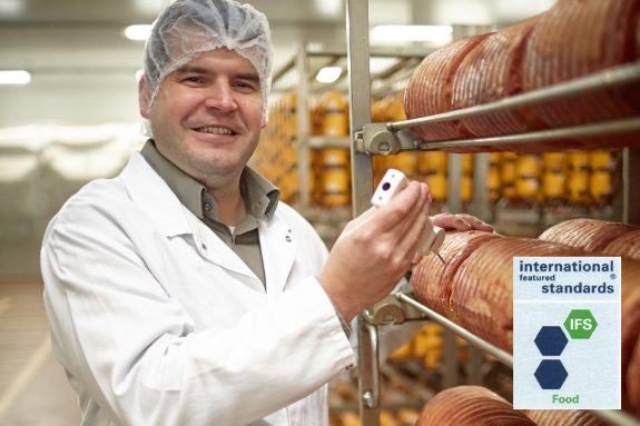 Mitarbeiter prüft die Qualität des Fleisches