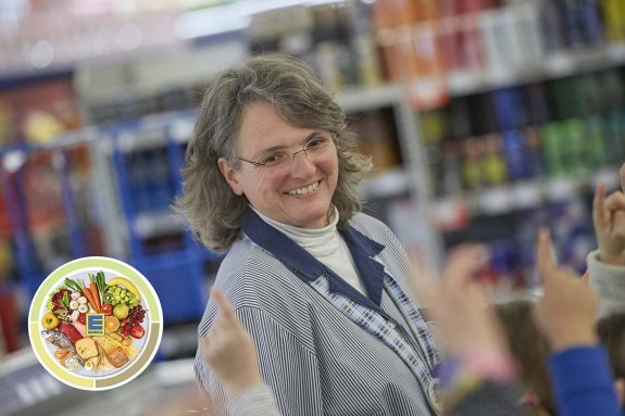 Ernährungsservice-Mitarbeiterin der EDEKA Südwest