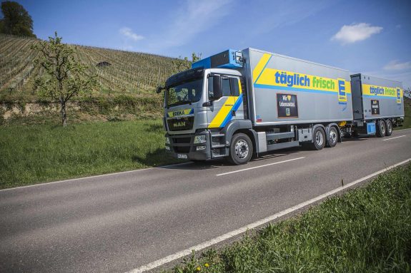 EDEKA LKW unterwegs auf der Straße