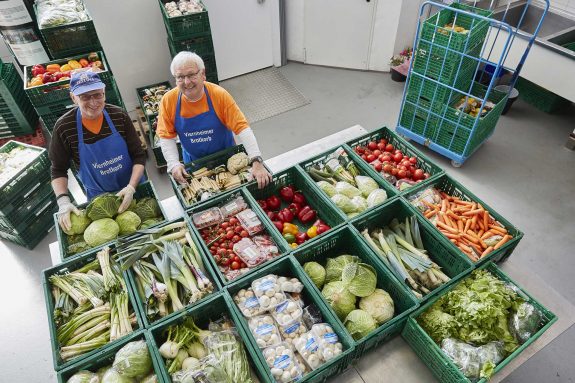 Tafel-Mitarbeiter sortieren Obst & Gemüse