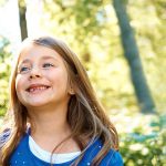 Frau und Kind spazieren fröhlich in der Natur