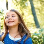 Frau und Kind spazieren fröhlich in der Natur