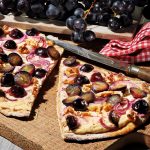 Ziegenkäse Flammkuchen mit Trauben