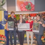 Ein Scheck über 3.000 Euro geht an den Verein RANA e. V.