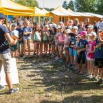Die Kinder stellen Fragen rund um das Huhn