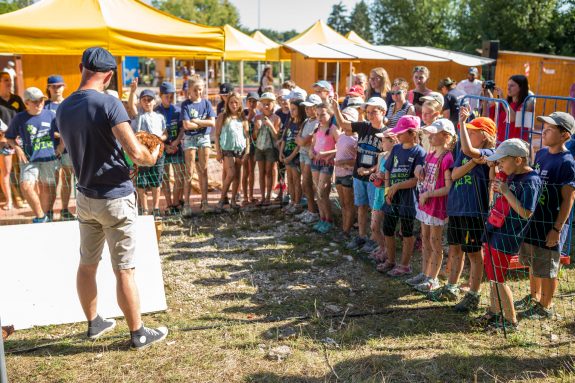 Die Kinder stellen Fragen rund um das Huhn