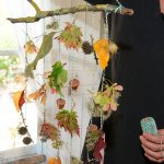 Herbstdeko Mobile mit bunten Blättern
