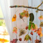 Herbstdeko Mobile mit bunten Blättern